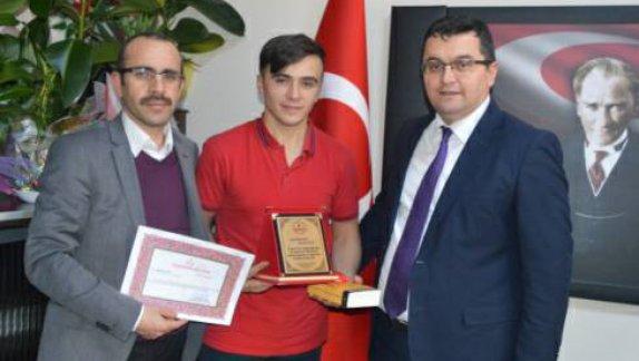  "15 Temmuz Şehitleri Anma, Demokrasi ve Milli Birlik Günü Etkinlikleri" kapsamında yapılan şiir yarışmasında Aybastı Fen Lisesi Öğrencisi Oğuzhan İLHAN il birincisi oldu.