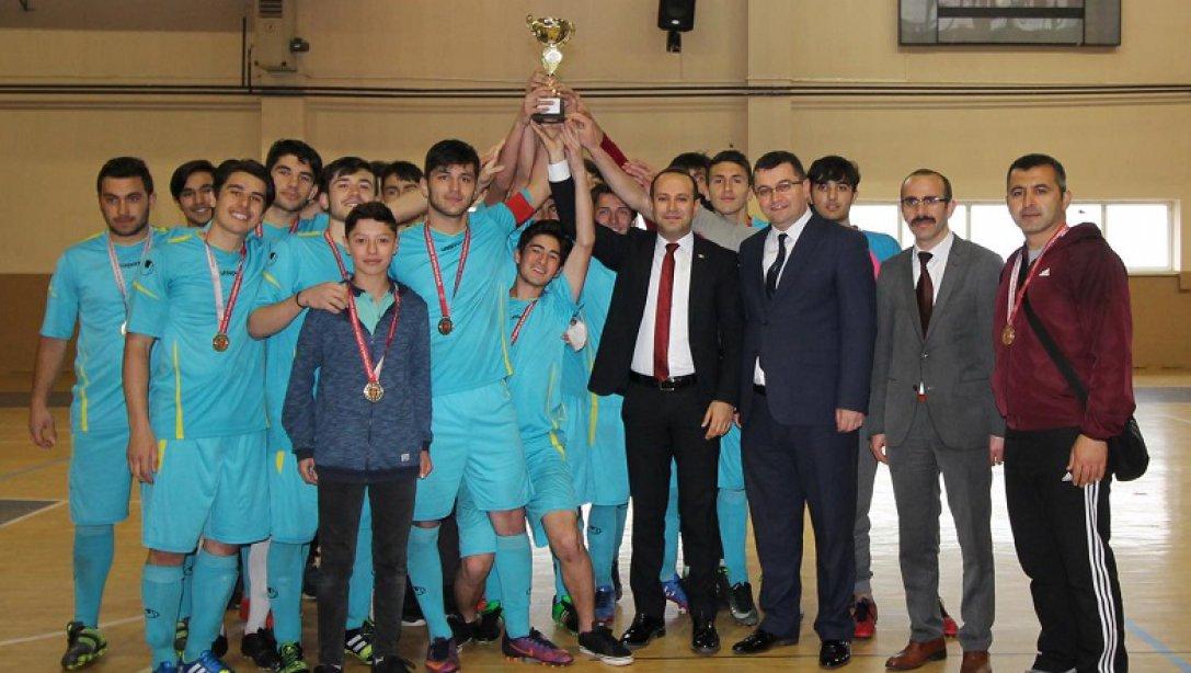  İlçe Milli Eğitim Müdürlüğü ve İlçe Gençlik ve Spor Müdürlüğümüzün katkılarıyla Gençlik Haftası Etkinlikleri kapsamında başlatılan liseler arası futbol turnuvası sona erdi.