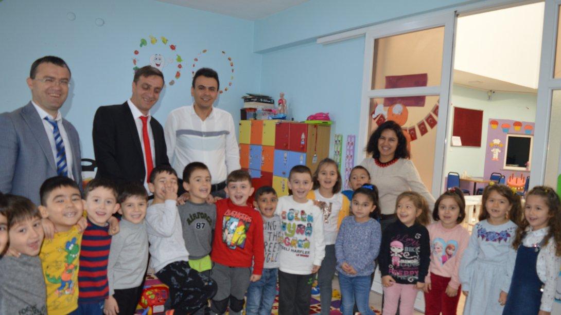 İlçe Milli Eğitim Müdürümüz  Osman ÇAKIR Şube Müdürümüz Erkan ALTUN ilçemizde 24 Kasım Öğretmenler Gününde Okullarımızı Ziyaret Ederek Eğitimci Öğretmenlerimize Çiçek taktim ettiler 