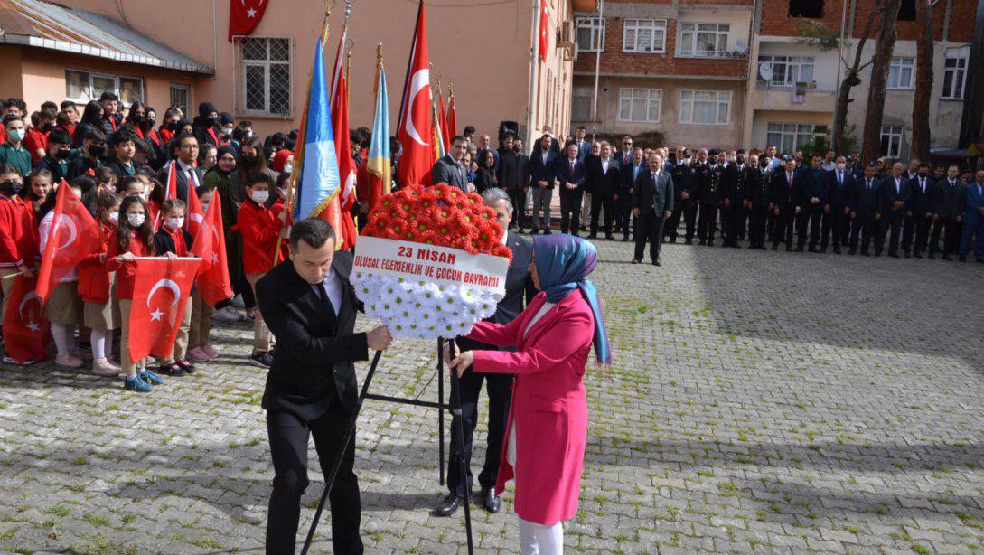 23 Nisan Ulusal Egemenlik ve Çocuk Bayramı Kapsamında Milli Eğitim Müdürümüz Sayın Hasan ACU,  Atatürk Anıtına Çelenk Sundu