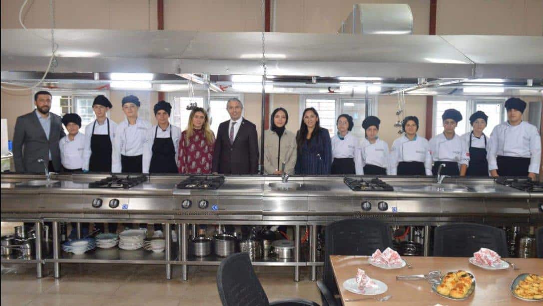 Kaymakamımız Sayın Şeyma AKTAŞ, Mesleki ve Teknik Anadolu Lisemizin Gastronomi Bölümünü Ziyaret Etti