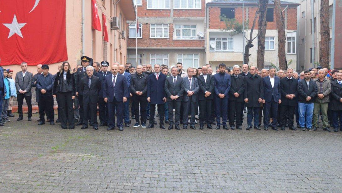 Büyük Önder Gazi Mustafa Kemal Atatürk'ün Ebediyete İrtihalinin 84. Yılı Anma Programı Kapsamında, İlçemizde Atatürk Anıtı'na Çelenk Sunma Töreni yapıldı.