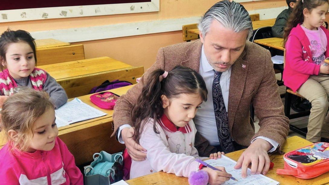 Müdürümüz Sayın Hasan ACU, Alacalar Şehit Yener ŞAHİN İlkokulunda Mini Mini Birleri Ziyaret Etti.