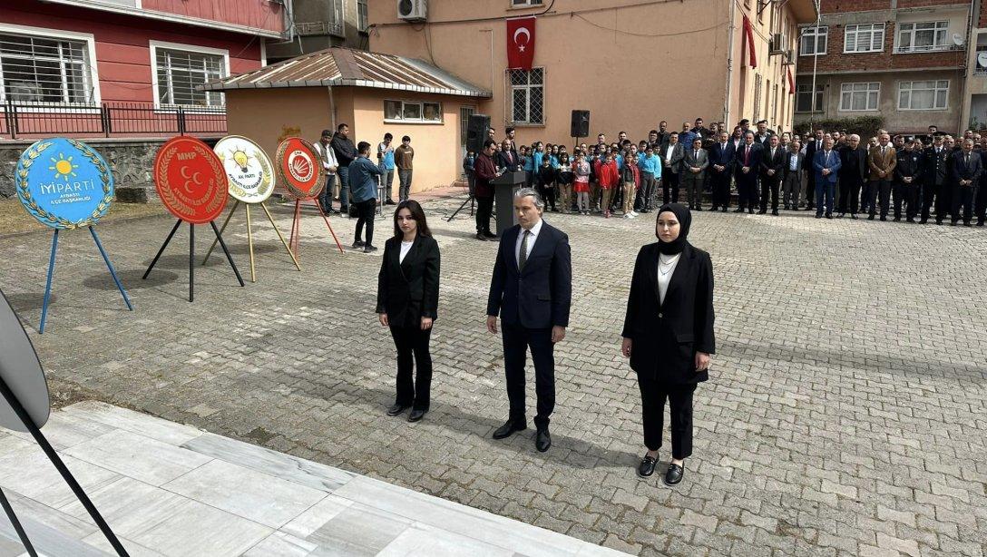 23 Nisan Ulusal Egemenlik ve Çocuk Bayramı ve TBMM'nin açılışının 104. Yılı Münasebeti ile İlçe Milli Eğitim Müdürümüz Sayın Hasan ACU Atatürk Anıtı'na çelenk sundu
