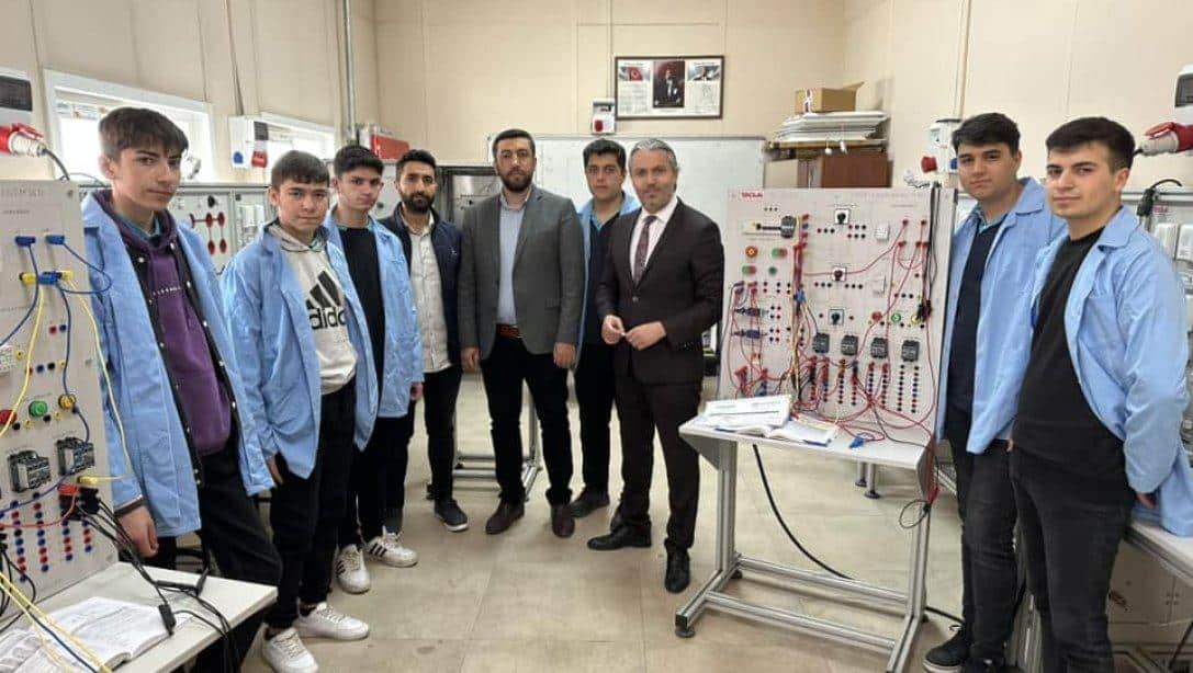 Müdürümüz Sayın Hasan ACU Mesleki ve Teknik Anadolu Lisesi Elektrik Elektronik Bölümü Öğrencilerini Atölyede Ziyaret Etti.