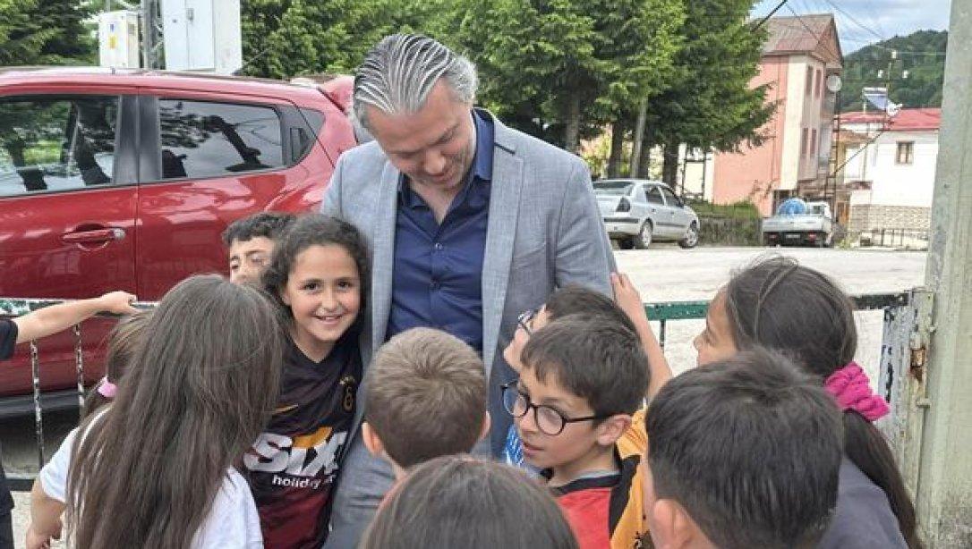 Müdürümüz Sayın Hasan ACU Çakırlı İlkokulu Ortaokulunda Bayrak Törenine Katılarak , Öğrencilerimizin Talep ve İsteklerini Dinledi