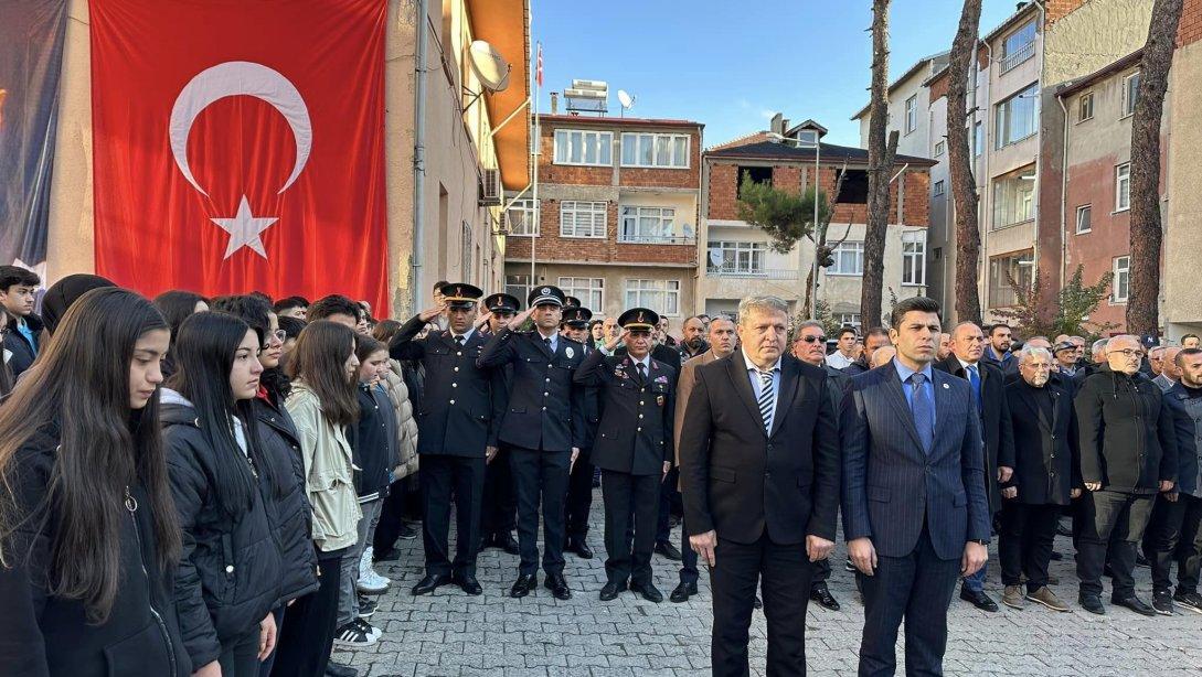 Büyük Önder Gazi Mustafa Kemal Atatürk'ün ebediyete irtihalinin 86. yılı anma programı kapsamında, ilçemizde Atatürk Anıtı'na çelenk sunma töreni yapıldı.